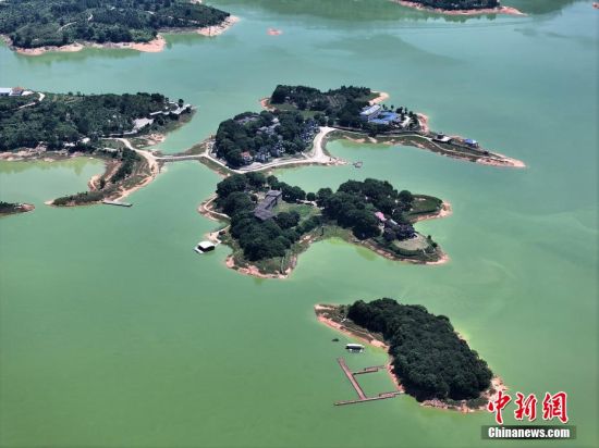 6月26日，航拍翠屏湖一角。（无人机照片）中新社记者 张斌 摄