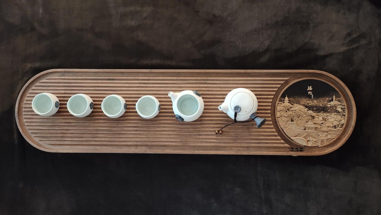 融入软木画元素的茶盘。受访者供图