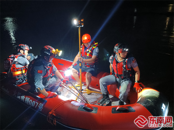 队员夜晚搜救落水者，拍摄者：火箭救援队.png