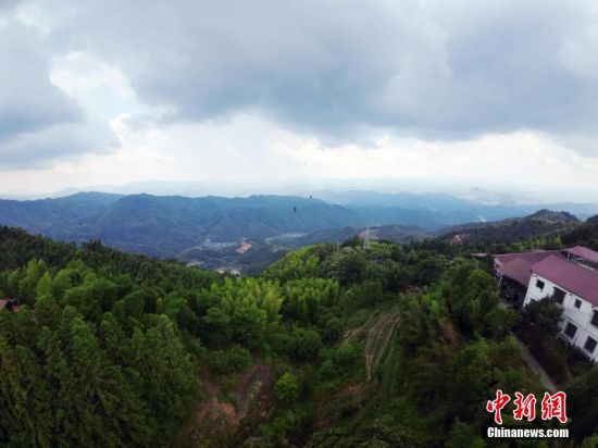 图为大富村与青山相伴。(无人机拍摄)中新社记者 张丽君 摄