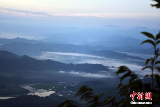 图为在大富村观云海。中新社记者 张丽君 摄
