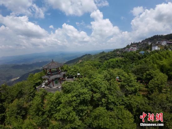 图为大富村青山与云海相伴。(无人机拍摄)中新社记者 张丽君 摄