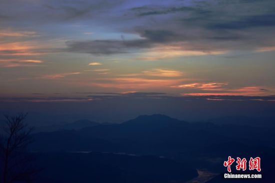 图为大富村日出前朝霞满天。中新社记者 张丽君 摄