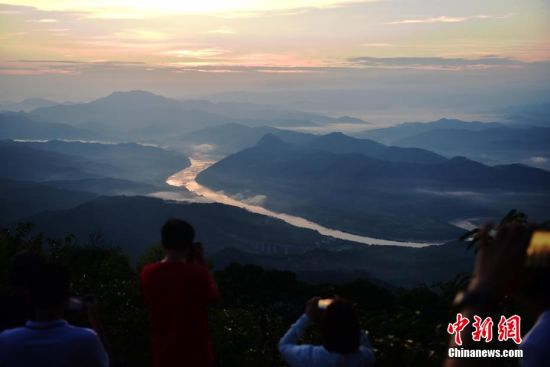 图为游客在大富村龙山观景台观日出。中新社记者 张丽君 摄