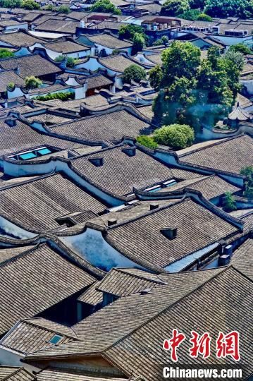 7月15日，从高楼上俯瞰福州三坊七巷。中新社记者 王东明 摄