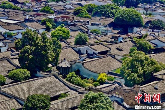 7月15日，从高楼上俯瞰福州三坊七巷。中新社记者 王东明 摄