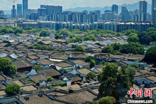 7月15日，从高楼上俯瞰福州三坊七巷。中新社记者 王东明 摄