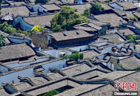 7月15日，从高楼上俯瞰福州三坊七巷。中新社记者 王东明 摄