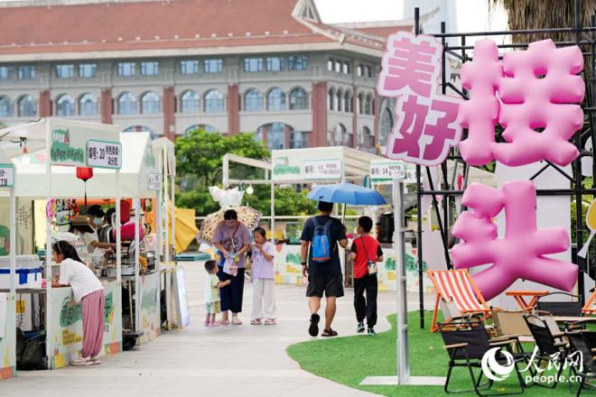 市集活动吸引市民游客参与。人民网记者 陈博摄