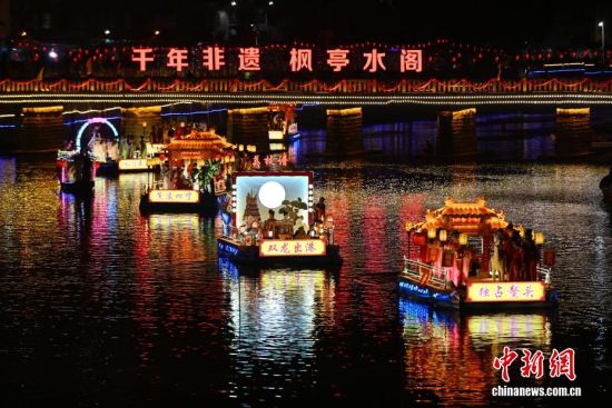 图为故事系列水阁巡游。中新社记者 吕明 摄