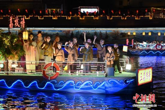 图为演员进行巡游表演。中新社记者 吕明 摄
