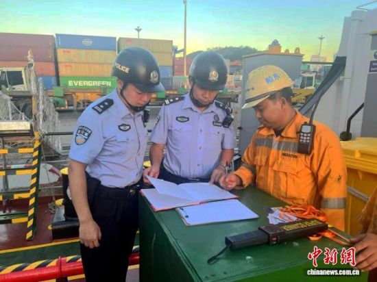 图为厦门东渡边检民警高效保障船舶通关。厦门东渡边检站 供图