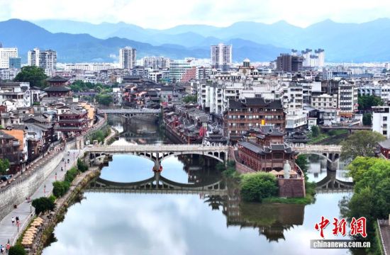 图为8月21日，航拍汀州古城一角。（无人机照片）中新社记者 张斌 摄