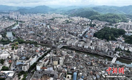 图为8月21日，航拍汀州古城。长汀是福建省4座国家历史文化名城中唯一的县级城市。（无人机照片）中新社记者 张斌 摄