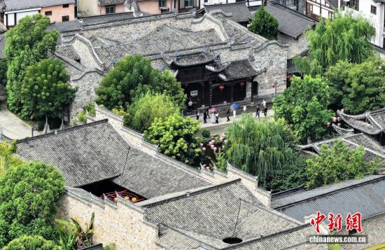 图为8月21日，游客在汀州古城卧龙书院内游览。卧龙书院始建于南宋，史籍记载为汀州最早的书院，朱熹、王阳明等历代大儒都曾在此讲学。（无人机照片）中新社记者 张斌 摄
