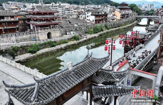 图为8月21日，航拍汀州古城一角。（无人机照片）中新社记者 张斌 摄