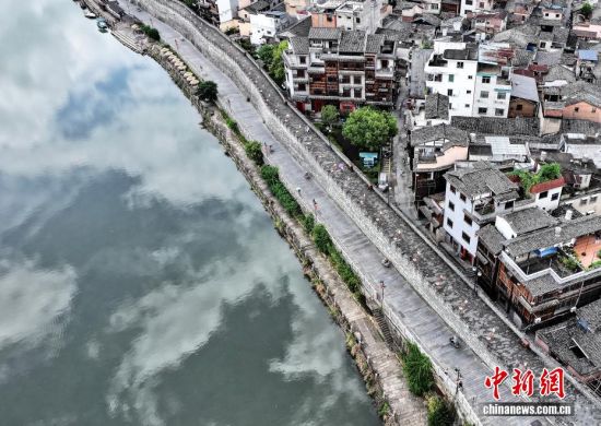 图为8月21日，航拍汀州古城墙一角。古城墙始建于唐大历四年，现今保留的汀州古城墙全长1500多米。（无人机照片）中新社记者 张斌 摄