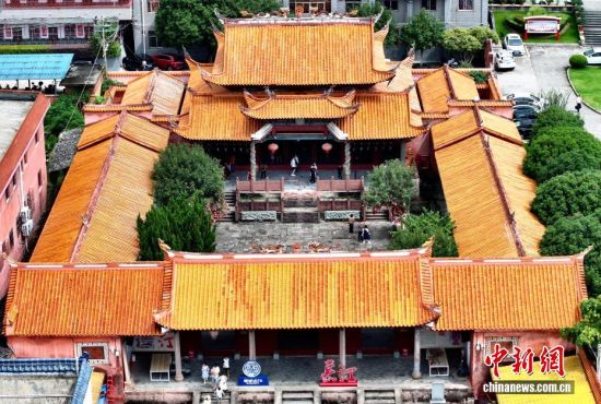 图为8月21日，游客在汀州文庙内参观。汀州文庙始建于宋咸平二年（999年），已有近千年的历史，是闽西地区历史最悠久、规模最宏伟、建筑最堂皇的文庙。（无人机照片）中新社记者 张斌 摄