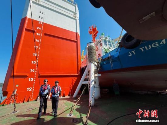 图为宁德边检站移民管理警察开展检查工作。中新网记者 吕巧琴 摄
