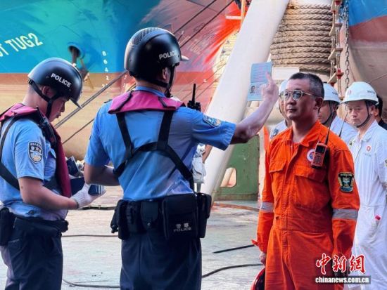 图为宁德边检站移民管理警察开展人证对照工作。中新网记者 吕巧琴 摄
