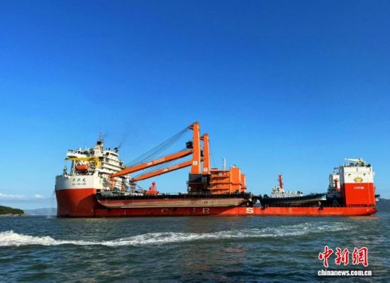 8月23日，装载6艘新造船舶的中国籍“华兴龙”半潜船从宁德港启航，前往共建“一带一路”国家几内亚。中新网记者 吕巧琴 摄