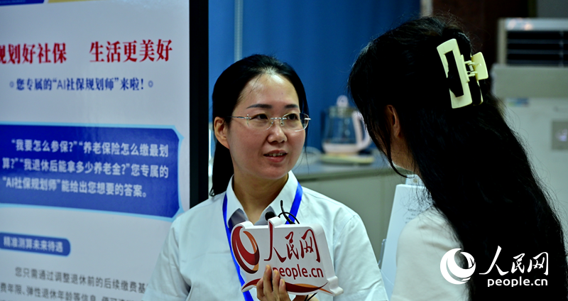 福建省首批社保规划师何林静介绍如何使用“AI社保规划师”。实习生 林楚涵摄