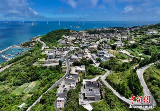 8月25日，俯瞰福建平潭海边石头厝民宿。（无人机照片）中新社记者 王东明 摄