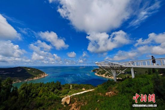 8月25日，游客观赏福建平潭海天一色美景。中新社记者 王东明 摄