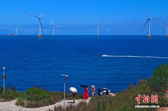 8月25日，游客在福建平潭海边游玩。中新社记者 王东明 摄