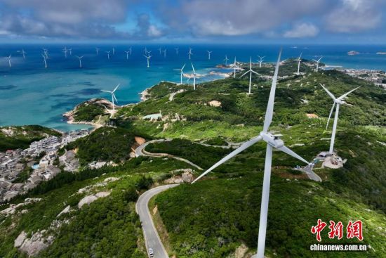 8月25日，航拍福建平潭壮观的风车林。（无人机照片）中新社记者 王东明 摄