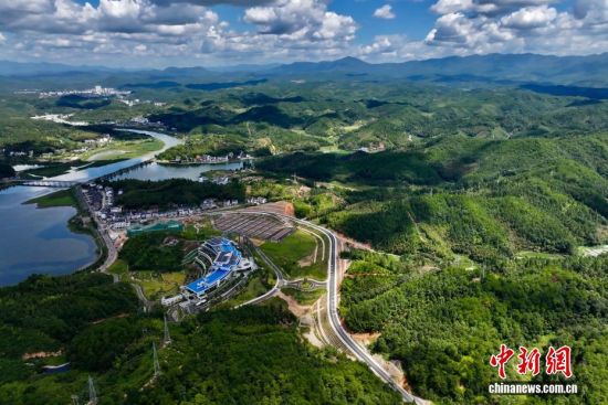 8月30日，福建省三明市泰宁县群山绵延。（无人机照片）中新社记者 王东明 摄