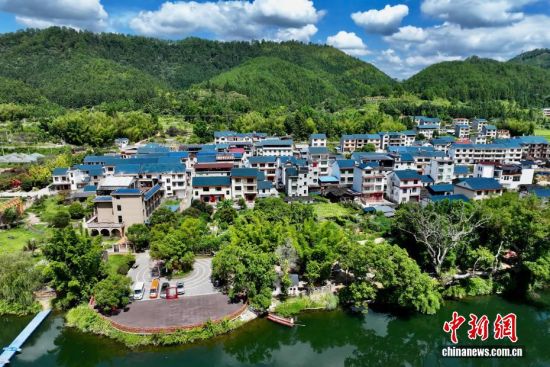 8月30日，航拍福建省三明市将乐县美丽小乡村。（无人机照片）中新社记者 王东明 摄