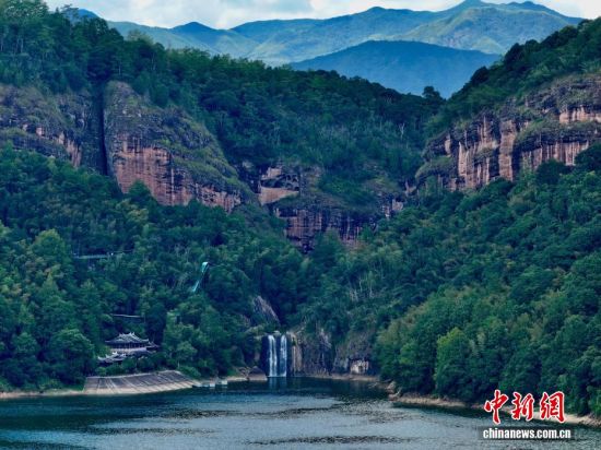 8月30日，航拍福建省三明市泰宁县植被茂密的大金湖风景区。（无人机照片）中新社记者 王东明 摄