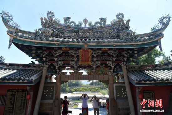 图为9月12日，民众在参观东山关帝庙。中新社记者 张斌 摄