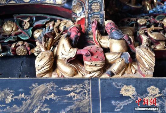图为9月12日，东山关帝庙内拍摄的金漆木雕。中新社记者 张斌 摄