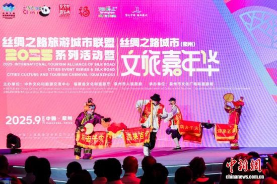 图为闽南特色的民俗表演《火鼎公婆》。泉州市文化广电和旅游局供图