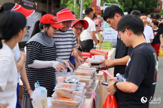 “一村一品”丰收大集，市民游客正在选购。人民网记者 陈博摄
