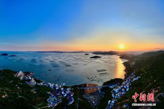 10月7日，福建省霞浦县日落景色美不胜收。福建霞浦之滨凭借其旖旎的风光、独特的人文魅力，正吸引着越来越多的游客前来探寻。这里不仅是摄影爱好者的天堂，更是人们放松身心、感受大自然之美的好去处。(无人机照片)