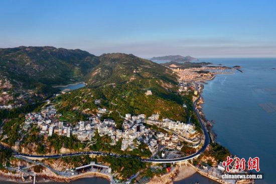 10月7日，空中俯瞰福建霞浦美丽的海滨风光。福建霞浦之滨凭借其旖旎的风光、独特的人文魅力，正吸引着越来越多的游客前来探寻。这里不仅是摄影爱好者的天堂，更是人们放松身心、感受大自然之美的好去处。(无人机照片)