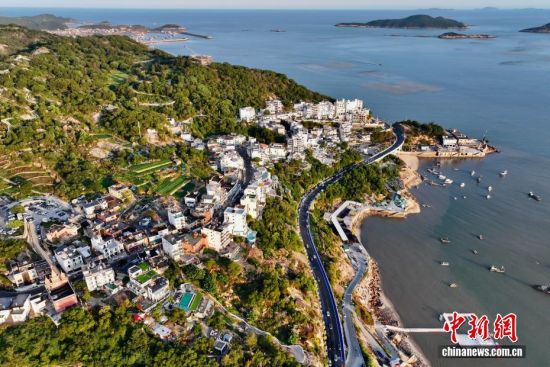 10月7日，福建霞浦依山傍海民宿吸引游客。福建霞浦之滨凭借其旖旎的风光、独特的人文魅力，正吸引着越来越多的游客前来探寻。这里不仅是摄影爱好者的天堂，更是人们放松身心、感受大自然之美的好去处。(无人机照片)