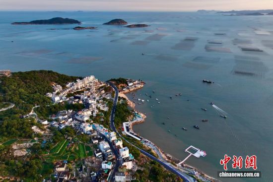 10月7日，空中俯瞰福建霞浦美丽的海滨风光。福建霞浦之滨凭借其旖旎的风光、独特的人文魅力，正吸引着越来越多的游客前来探寻。这里不仅是摄影爱好者的天堂，更是人们放松身心、感受大自然之美的好去处。(无人机照片)