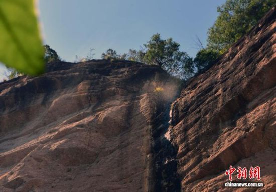 11月15日 福建省南平市武夷山免门票政策持续发力,以丹霞地貌为特色的水帘洞景点热度飙升。武夷山小众游受欢迎。作为《西游记》灵感溯源地,这处小众秘境完成步道防滑升级,保留丹霞瀑布、摩崖题刻等原生态景观。游客可徒步探秘三贤祠遗址,清晨入园独享静谧,免票福利叠加完善设施,使其成避峰游新选,带动周边茶旅、民宿消费,实现生态保护与文旅热度双赢。图为水帘洞虽逢无水期,但仍可见水雾。中新网记者 张丽君 摄 11月15日 福建省南平市武夷山免门票政策持续发力,以丹霞地貌为特色的水帘洞景点热度飙升。武夷山小众游受欢迎。作为《西游记》灵感溯源地,这处小众秘境完成步道防滑升级,保留丹霞瀑布、摩崖题刻等原生态景观。游客可徒步探秘三贤祠遗址,清晨入园独享静谧,免票福利叠加完善设施,使其成避峰游新选,带动周边茶旅、民宿消费,实现生态保护与文旅热度双赢。图为水帘洞虽逢无水期,但仍可见水雾。中新网记者 张丽君 摄