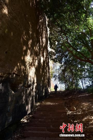 图为游客在水帘洞生态游。中新网记者 张丽君 摄 图为游客在水帘洞生态游。中新网记者 张丽君 摄