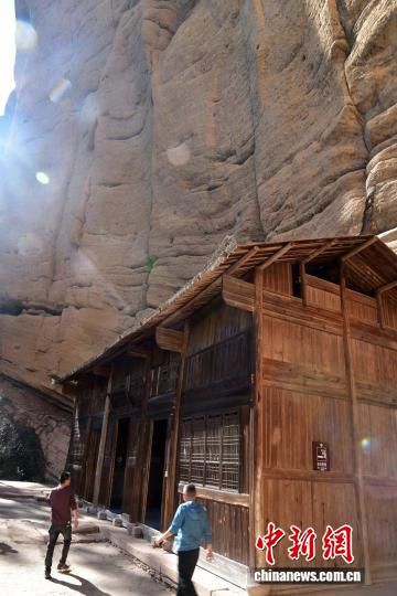 图为游客观三贤祠遗址。中新网记者 张丽君 摄 图为游客观三贤祠遗址。中新网记者 张丽君 摄