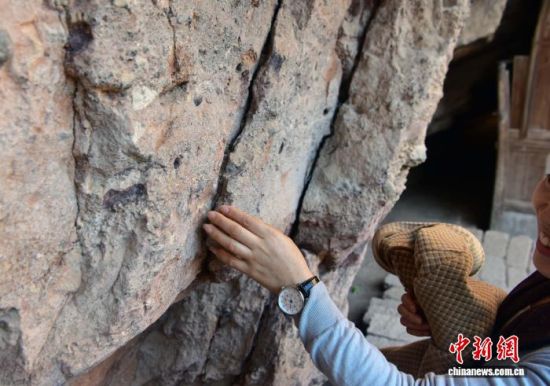 图为丹霞地貌。中新网记者 张丽君 摄 图为丹霞地貌。中新网记者 张丽君 摄