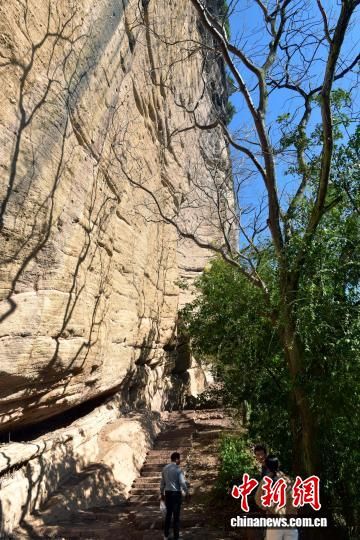 图为游客在水帘洞生态游。中新网记者 张丽君 摄 图为游客在水帘洞生态游。中新网记者 张丽君 摄