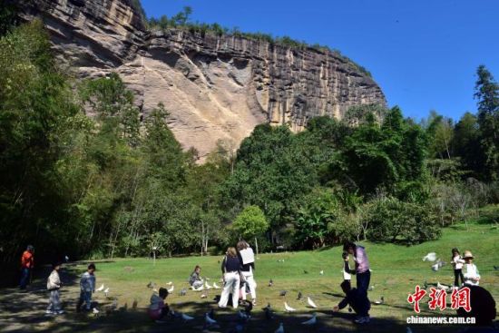 图为游客在水帘洞景区游玩。中新网记者 张丽君 摄 图为游客在水帘洞景区游玩。中新网记者 张丽君 摄