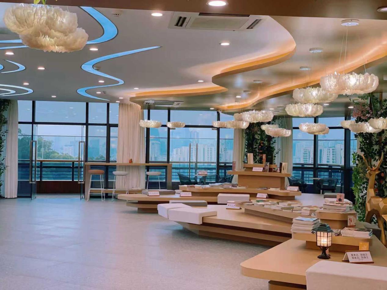 书苑内茉莉花造型灯饰,随处可见的茉莉标识,“花蕊”“花田”“花房”等设计元素贯穿空间。清新书苑供图