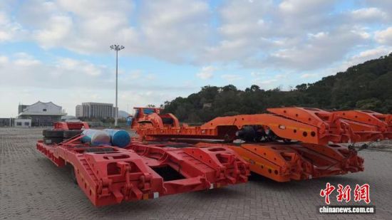 22日，低平板半挂车堆放在码头堆场。　刘剑文 摄