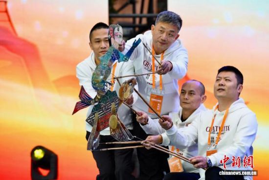 图为演员上台表演皮影戏。中新社记者 王东明 摄 图为演员上台表演皮影戏。中新社记者 王东明 摄